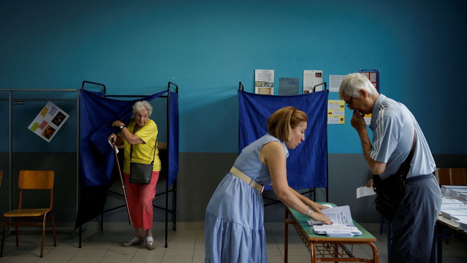 Votants en un col·legi electoral a Atenes durant la segona convocatòria d'eleccions generals