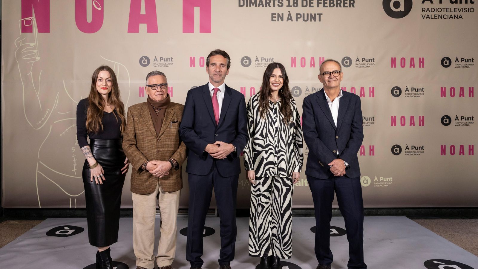 Noah i la directora del documental, amb Vicente Ordaz, president de la CACVSA, Francisco Aura, director general d'À Punt i Miquel Francés, expresident de la CVMC