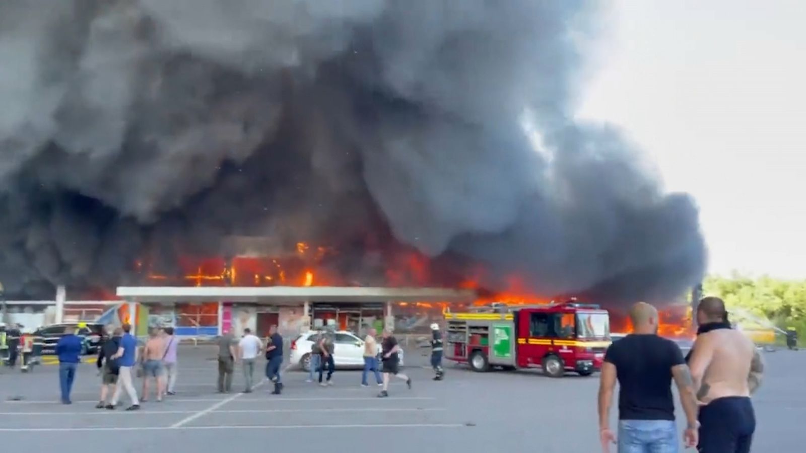 Imatges de l'atac rus amb míssils al centre comercial de Kremenchuk