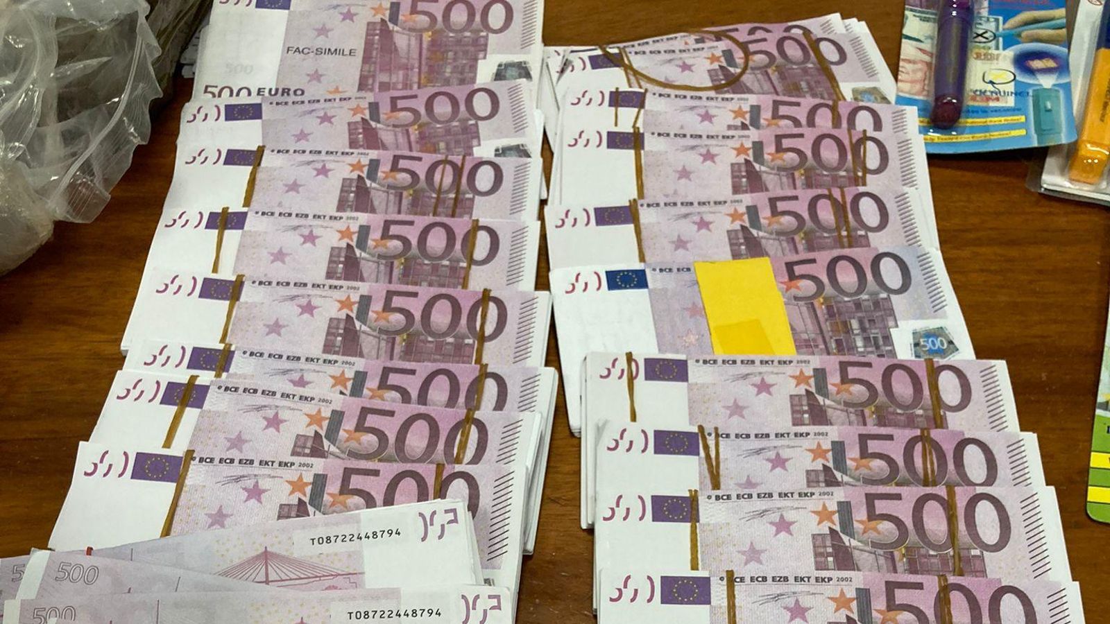 Imatge de detall de la partida de bitllets de 500 euros falsificats que hi havia al vehicle