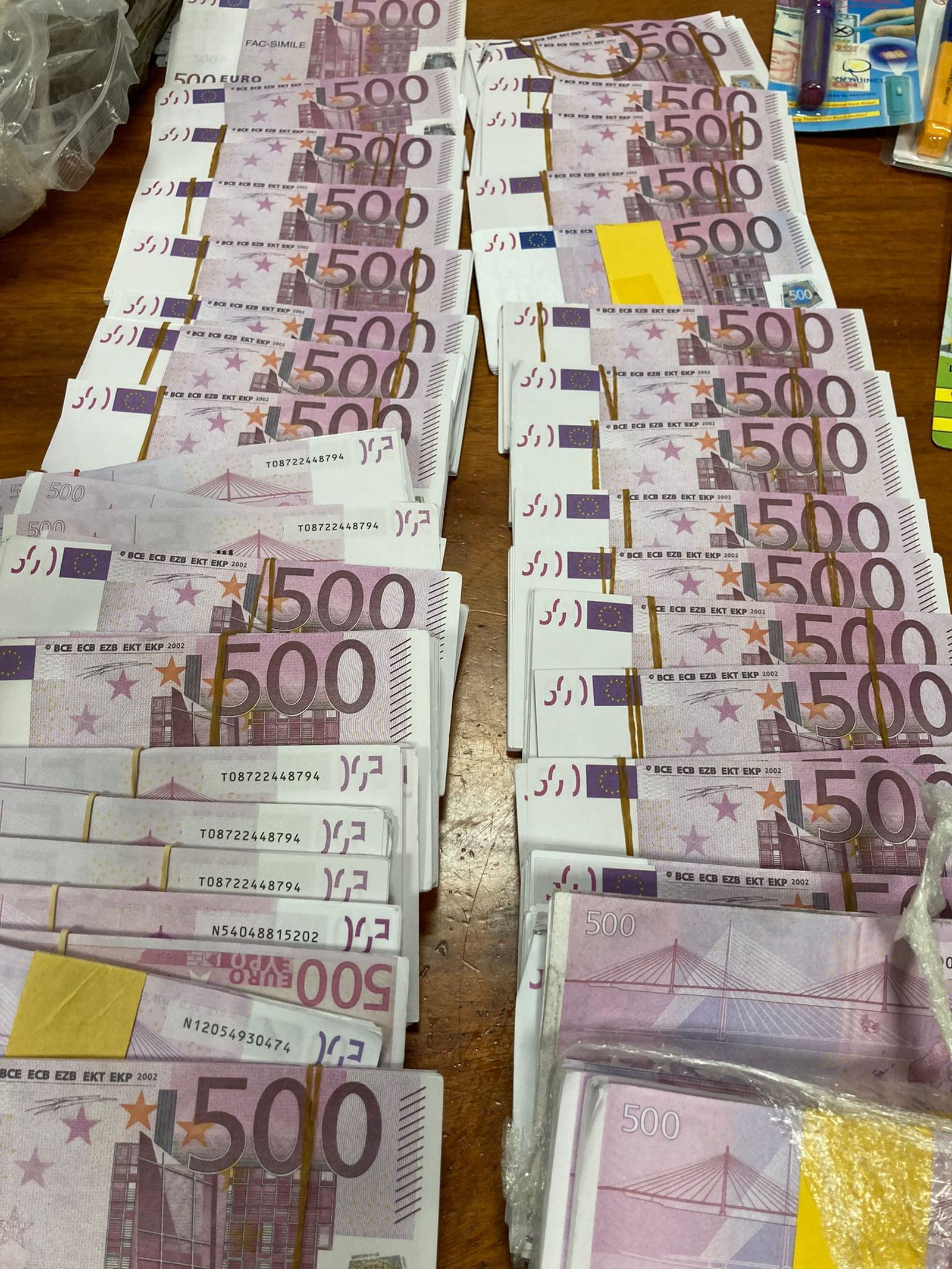 Imatge de detall de la partida de bitllets de 500 euros falsificats que hi havia al vehicle