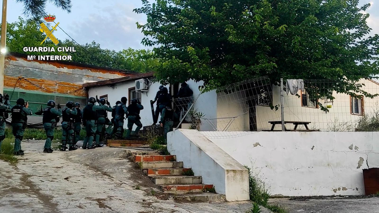Agents de la Guàrdia Civil en el moment d'accedir a la nau on estava la plantació de marihuana
