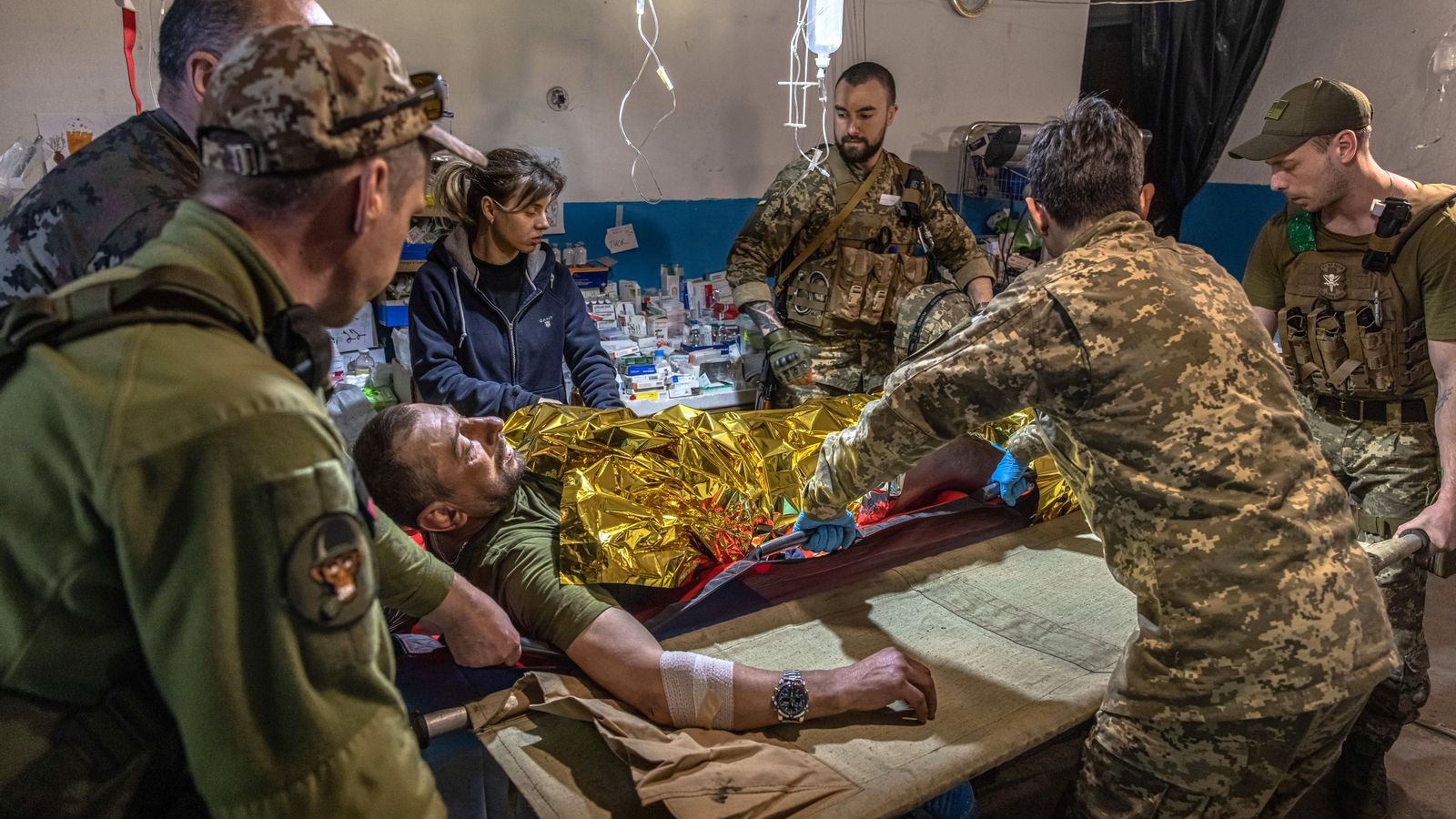 Metges militars preparen a un soldat ucraïnés ferit per a dur-lo a un hospital a Popasna, regió de Lugansk, est d'Ucraïna