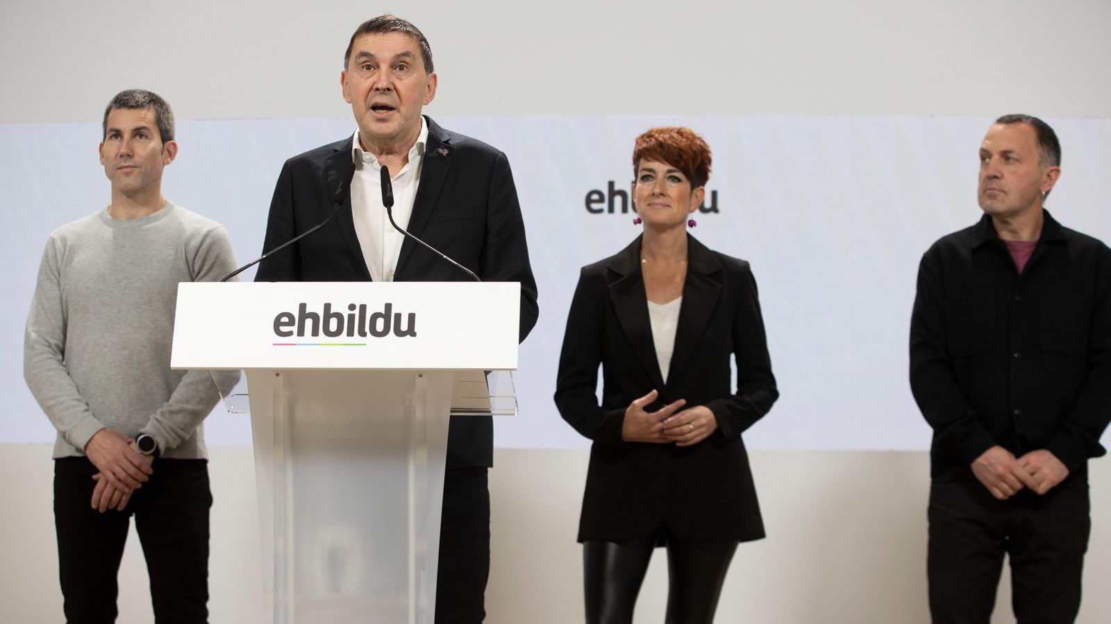 Otegui, escortat per membres del seu partit, en la compareixença que ha oferit aquest dimarts en conèixer la renúncia dels condemnats que van en les llistes Otegui, escortat per membres del seu partit, en la compareixença que ha oferit aquest dimarts en conèixer la renúncia dels condemnats que van en les llistes