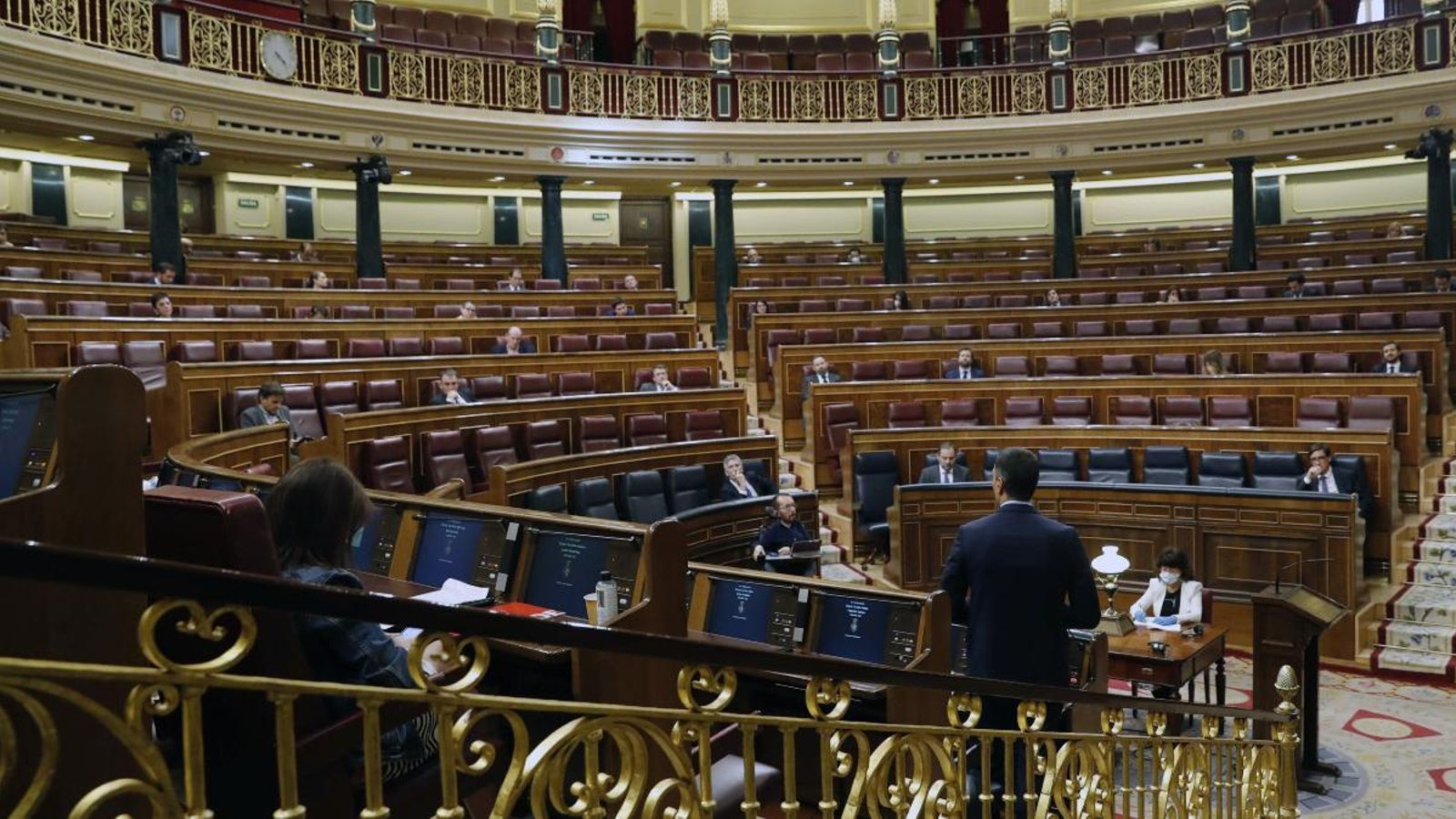 El president del govern espanyol, Pedro Sánchez, d'esquena, intervé des de l'escó en el ple del Congrés de dimecres passat