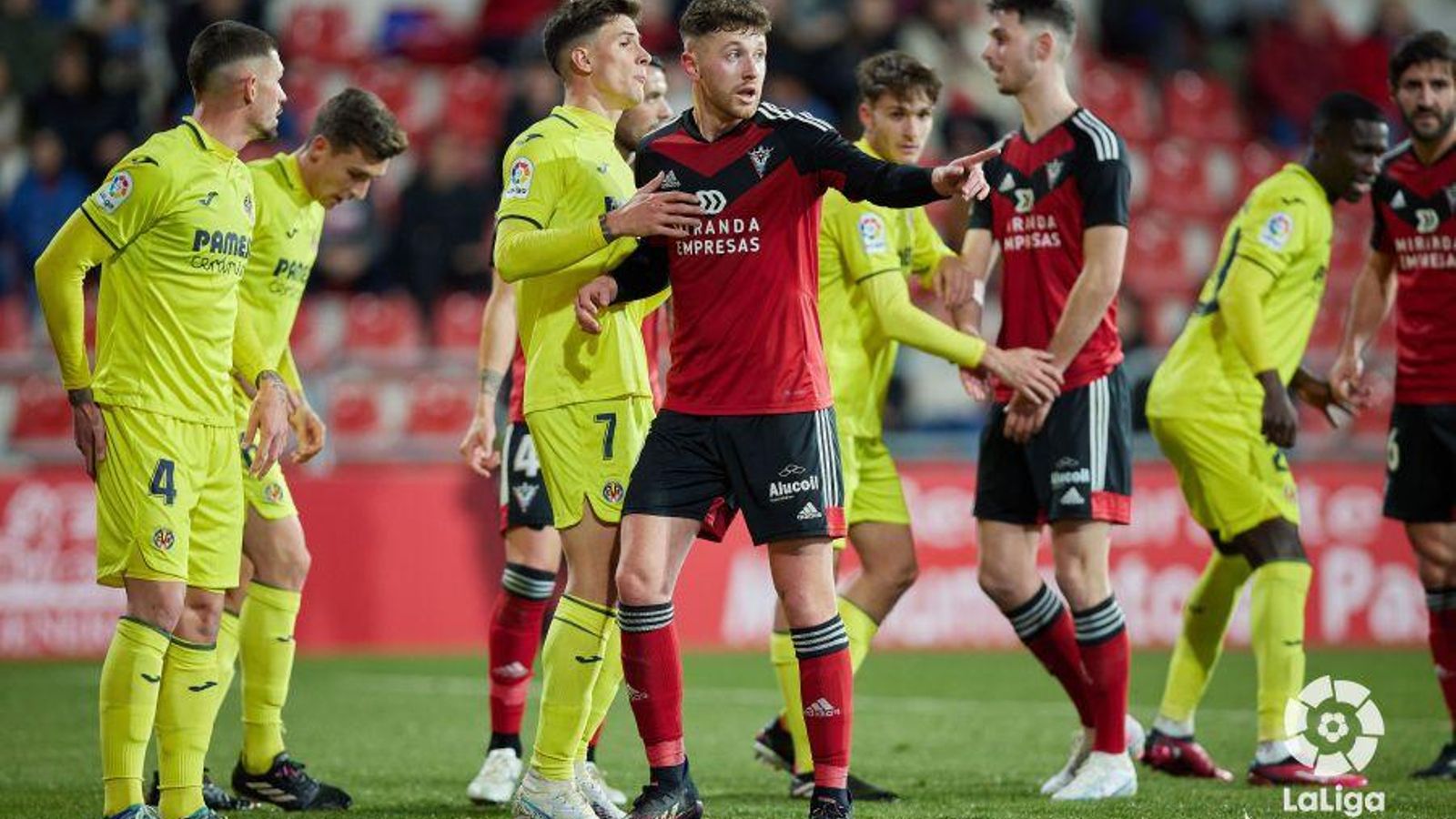 Els jugadors del Vila-real B defensen una acció a baló parat