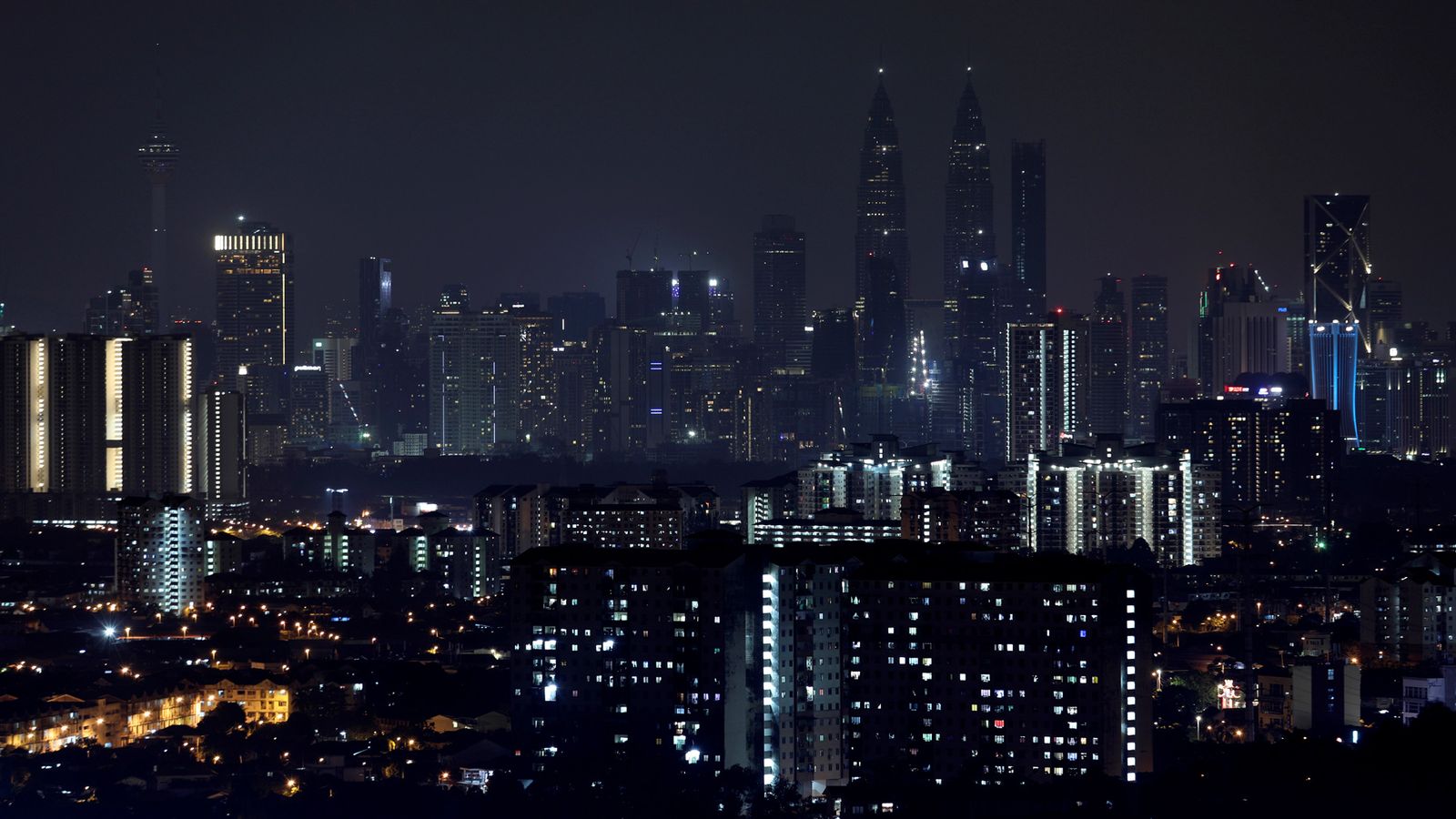 Imatge de Kuala Lumpur mentre s'apaguen els llums durant l'hora del planeta