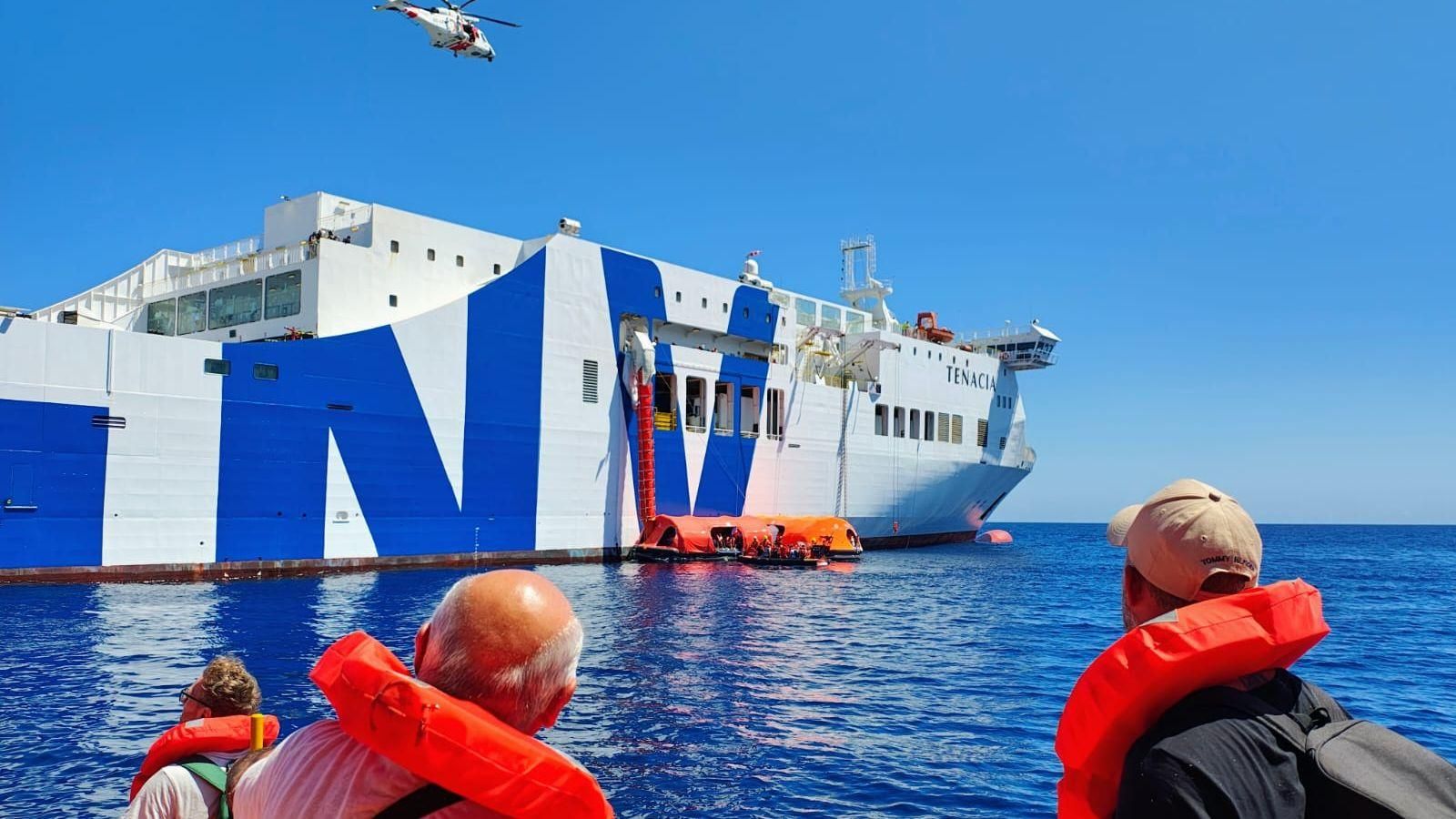 441 persones han sigut rescatades d'iun ferri incendiat