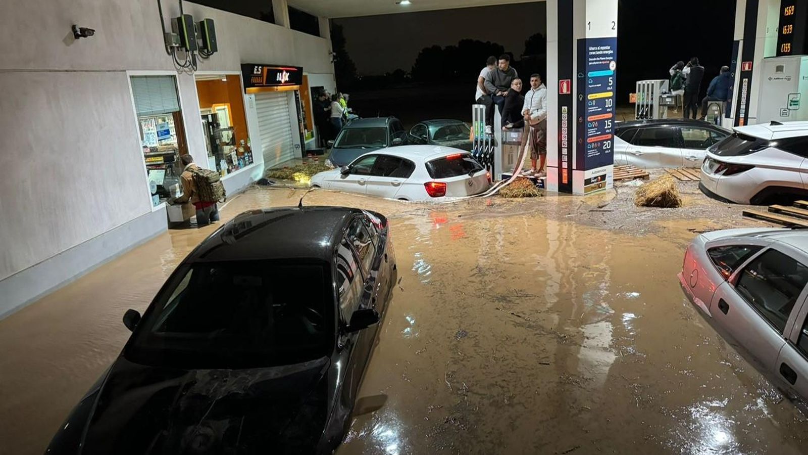 A Paiporta, l'aigua va sorprendre moltes persones mentre feien vida normal