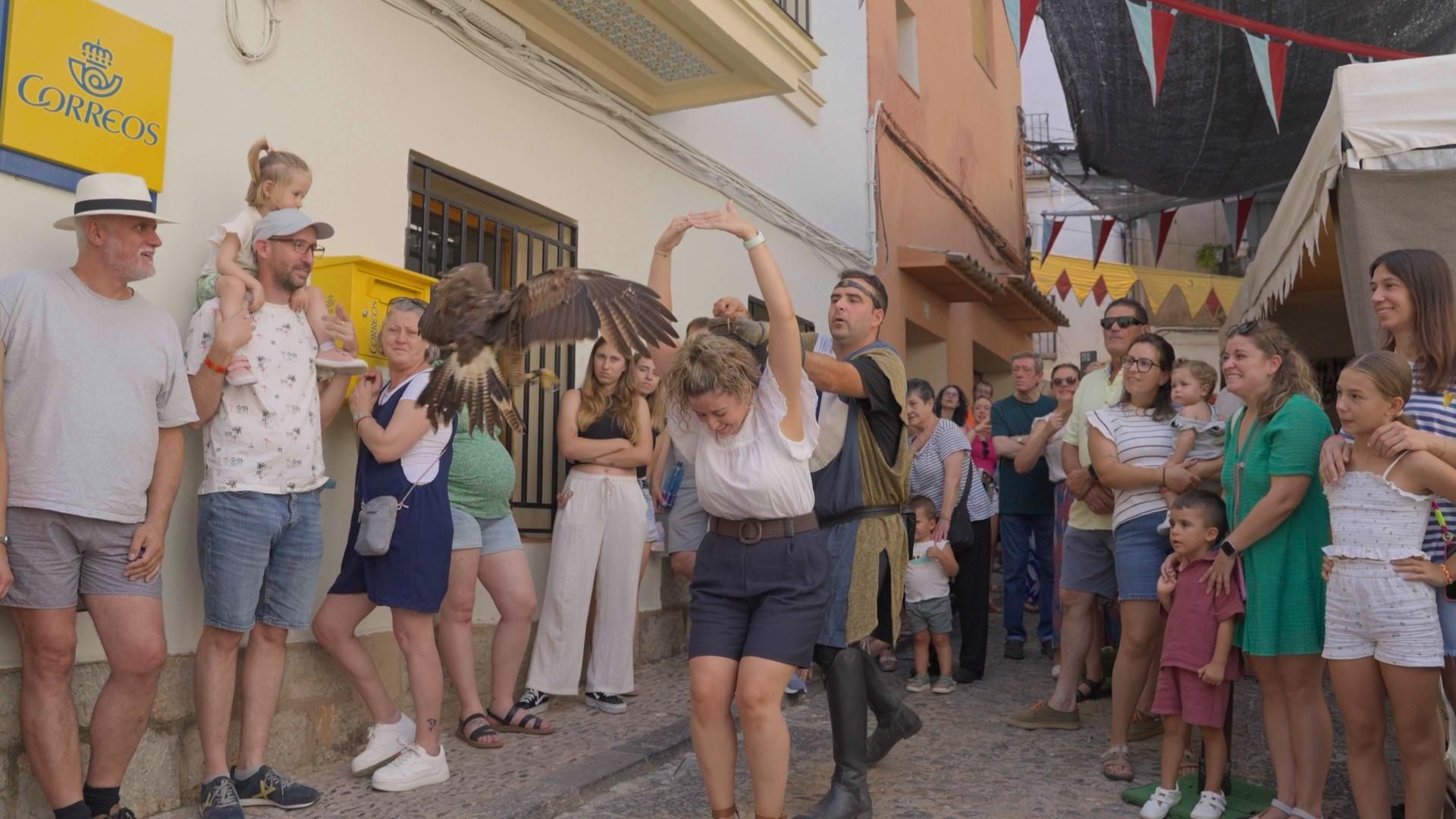 Espectacle de falconeria en els carrers del casc antic de Jéric, que viu les seus festes