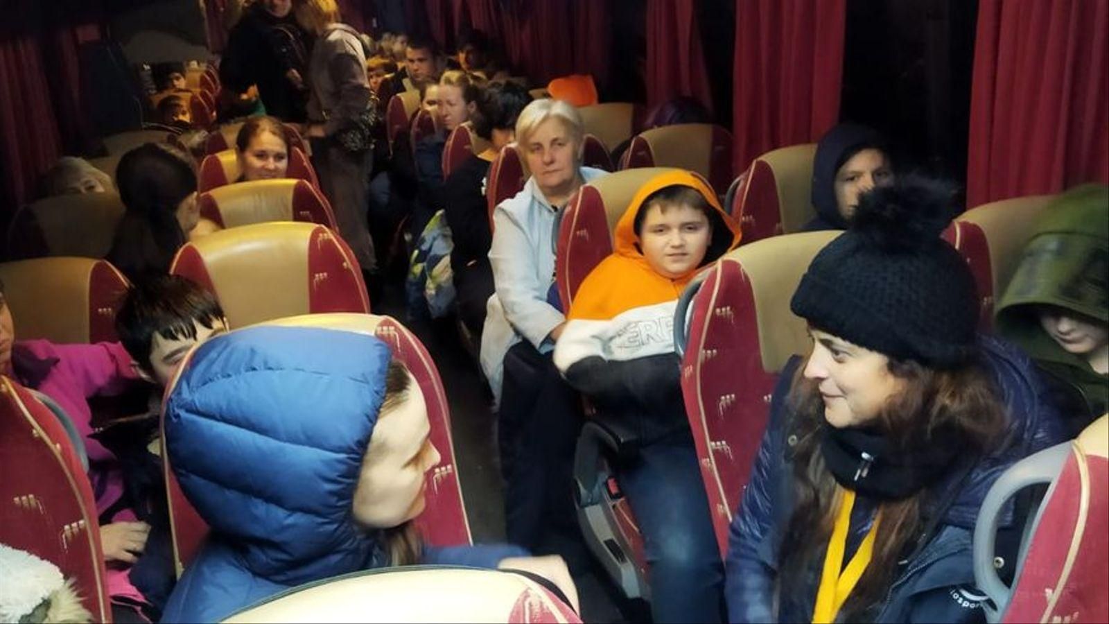 Refugiats en un autobús cap a València en una imatge d'arxiu