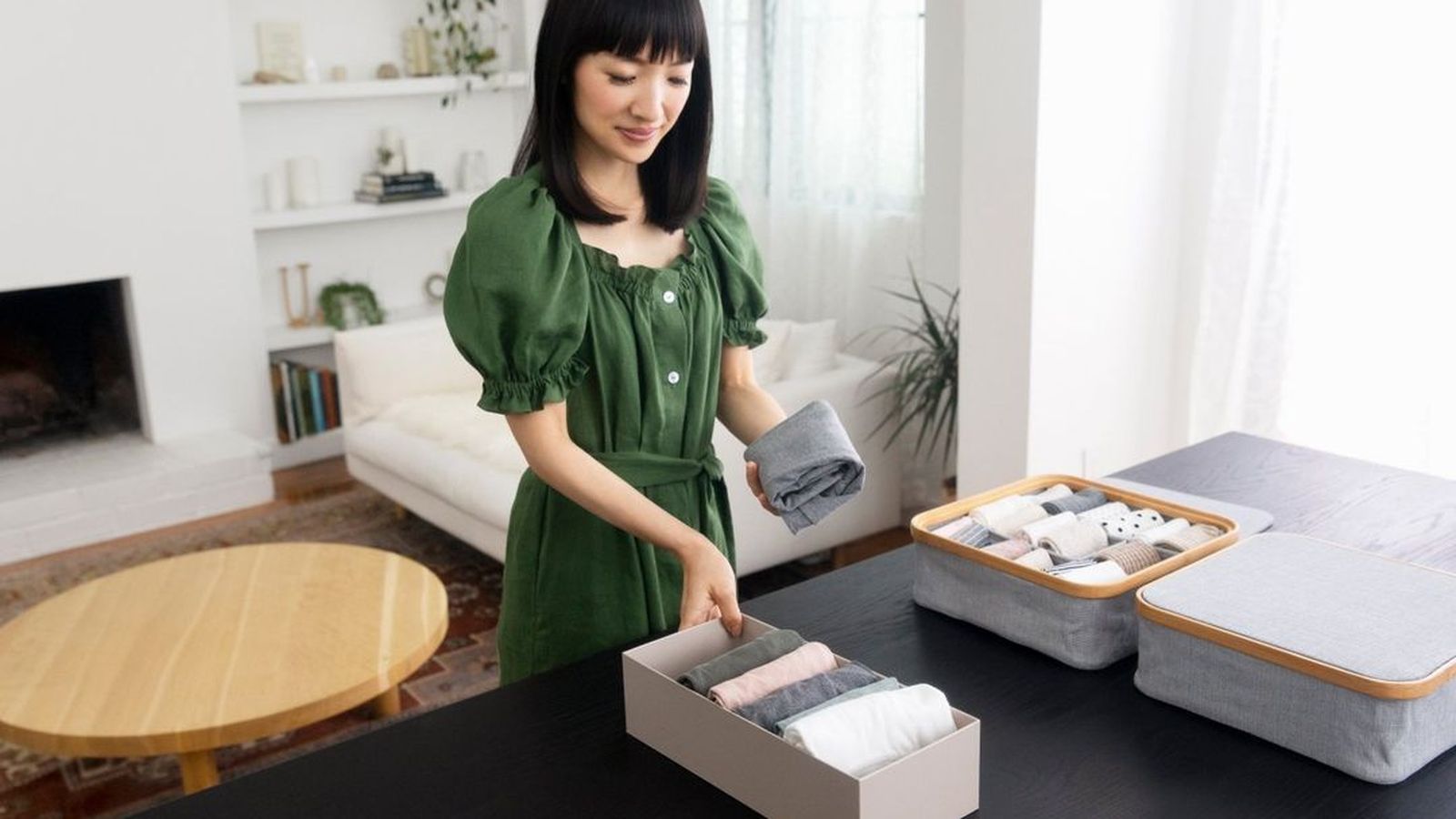 Marie Kondo organitza uns calcentis segons el seu mètode Konmari