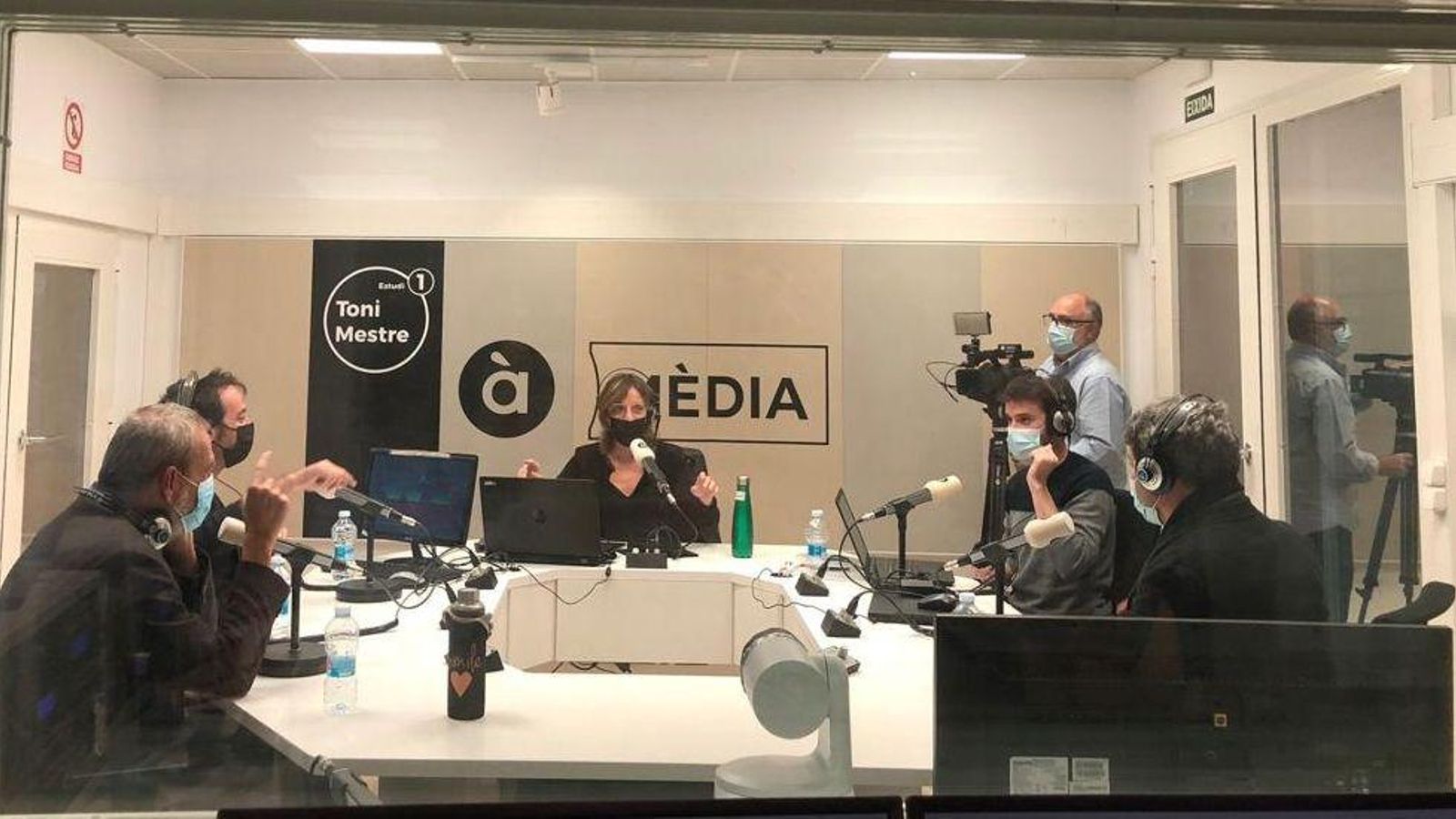 Carmen Mola als estudis de À Punt Media