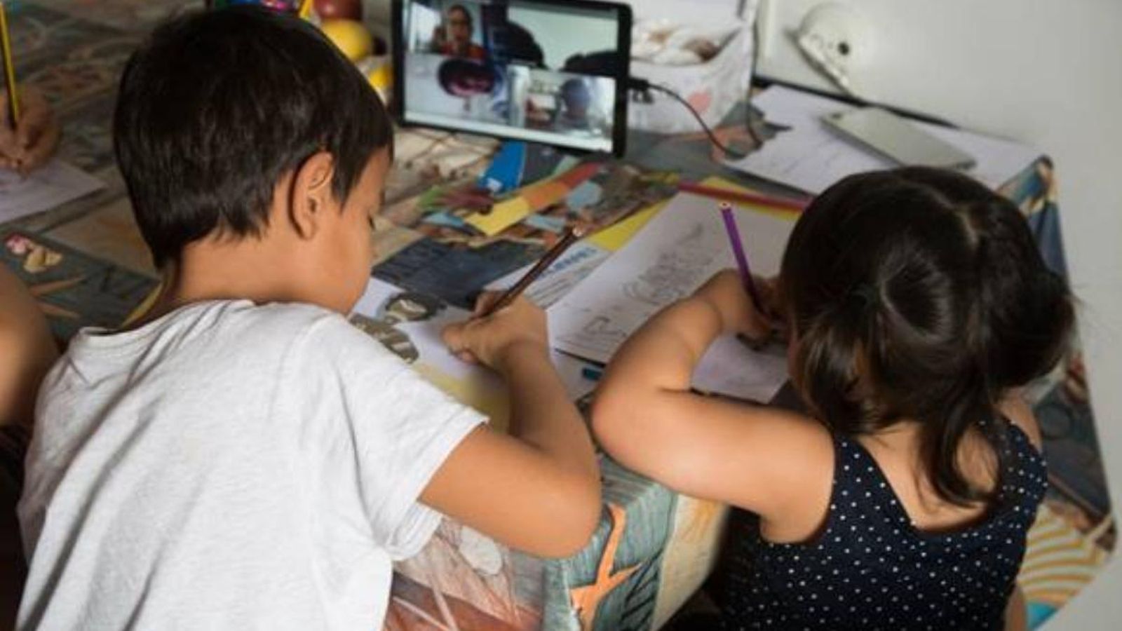 Una xiqueta i un xiquet jugant