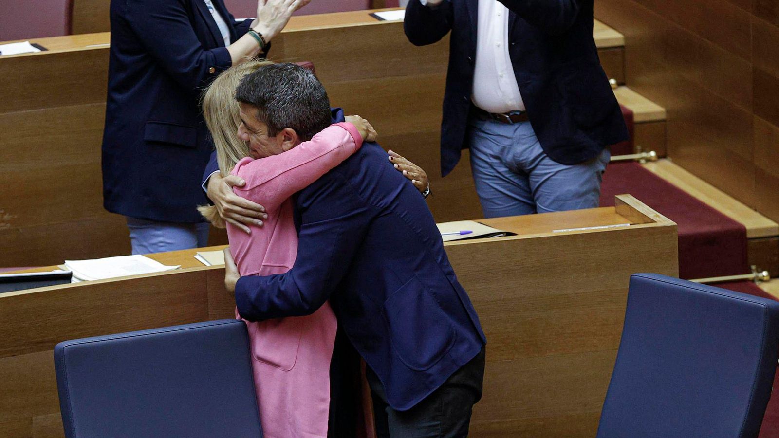 Mazón s'abraça amb la vicepresidenta Susana Camarero després d'aprovar-se els comptes