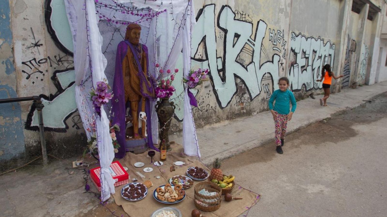 La mesura enfronta a activistes LGBTI i esglésies. En la imatge, una xiqueta observa un altar dedicat a sant Lázaro