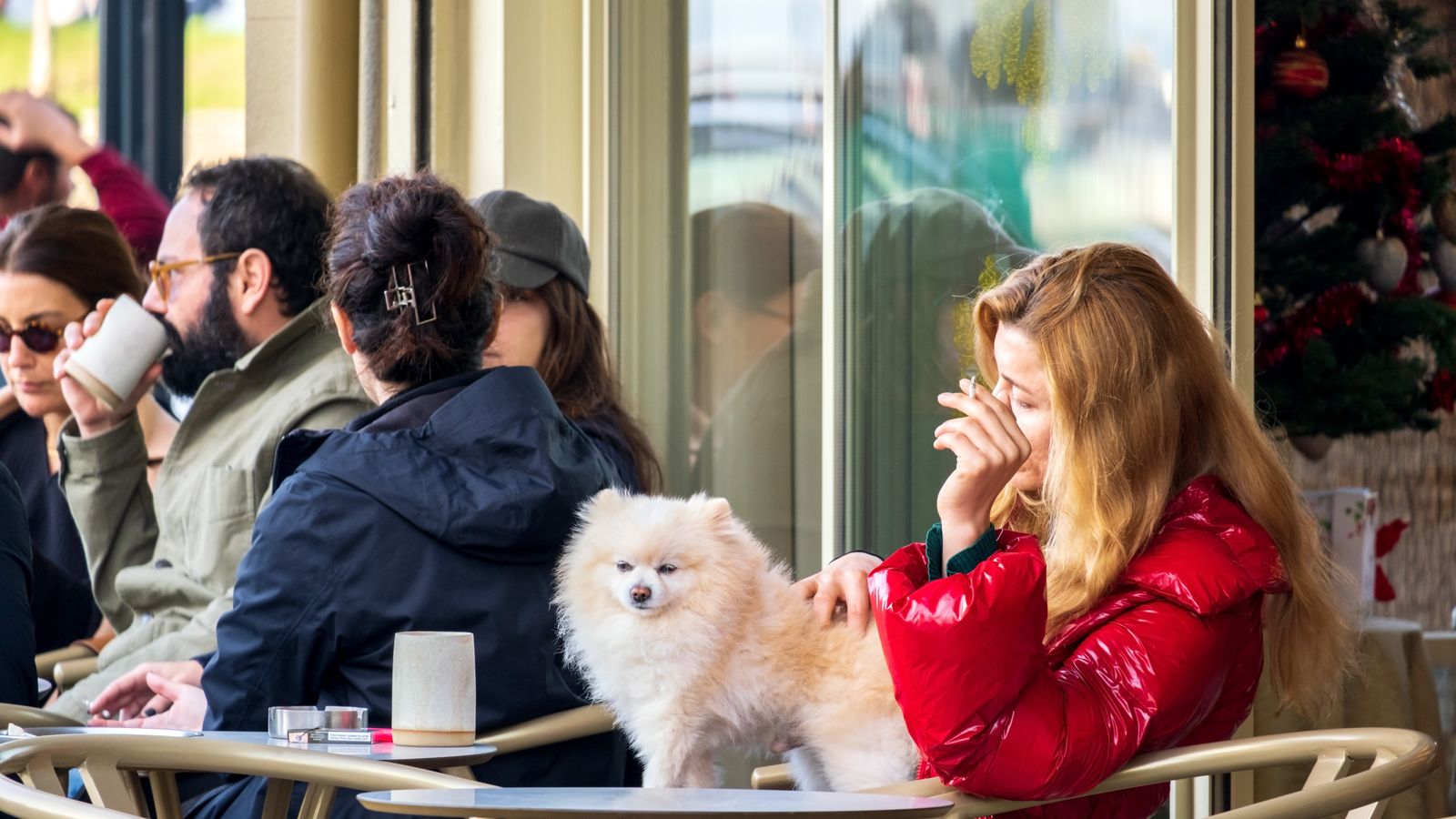 Una dona fuma en una terrassa