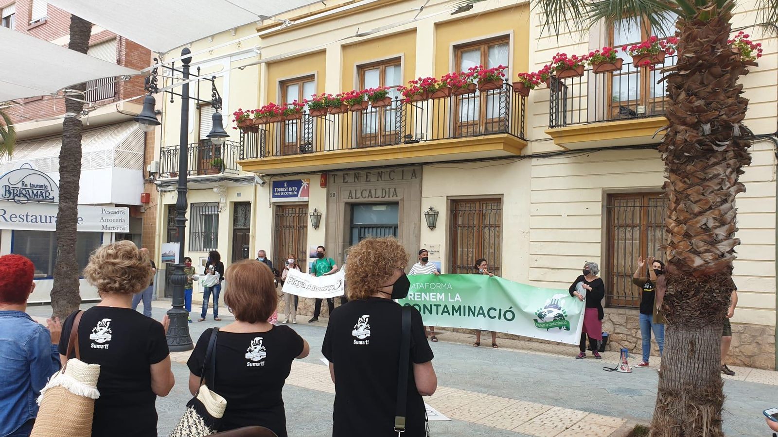 La plataforma Frenem la Contaminació ha organitzat la casserolada pel Dia del Medi Ambient