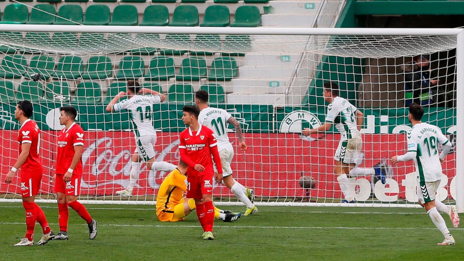 Raúl Guti celebra el seu segon gol de la temporada
