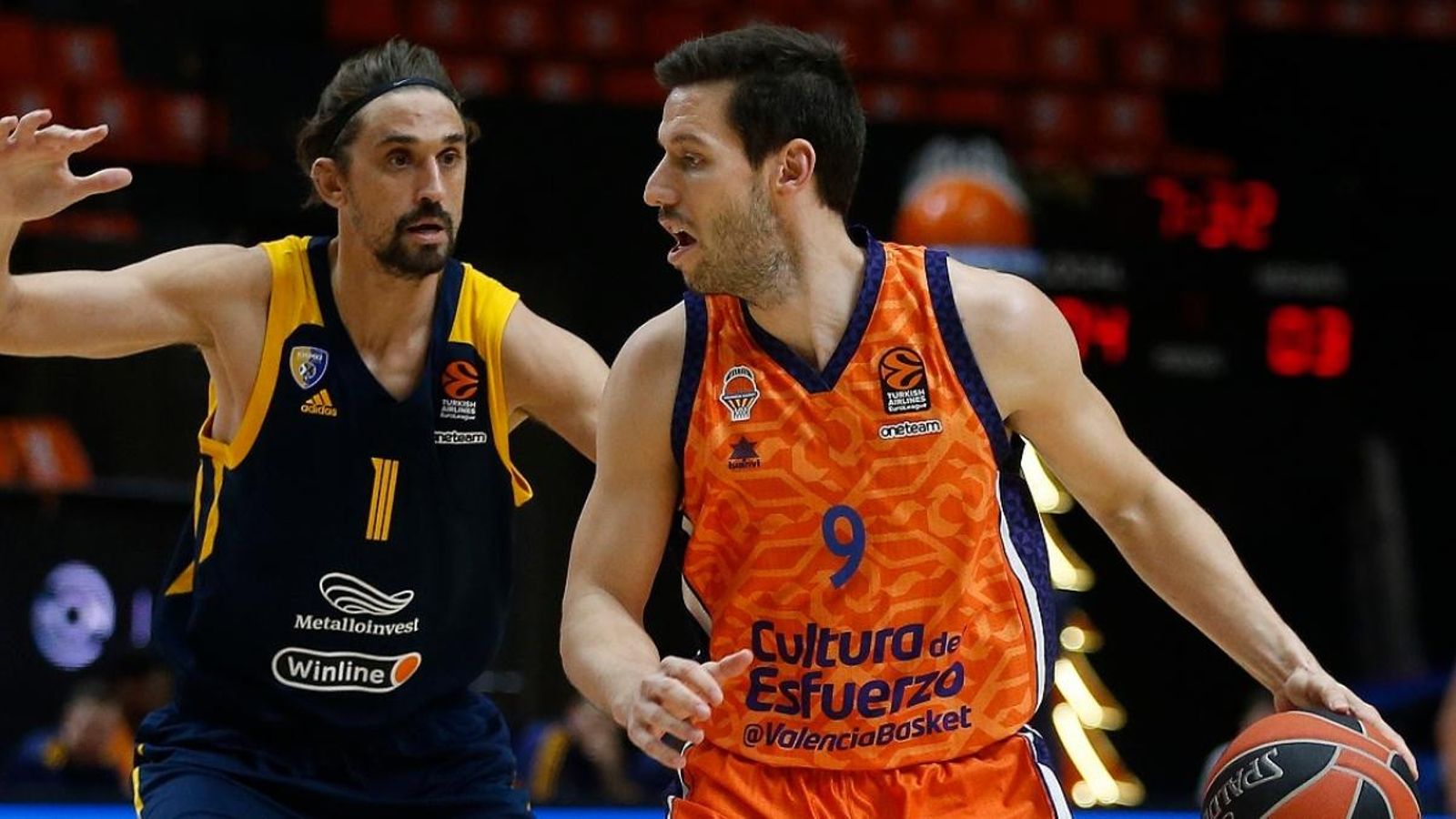 El jugador del Khimki, Alexey Sved, enfront del base taronja Sam Van Rossom