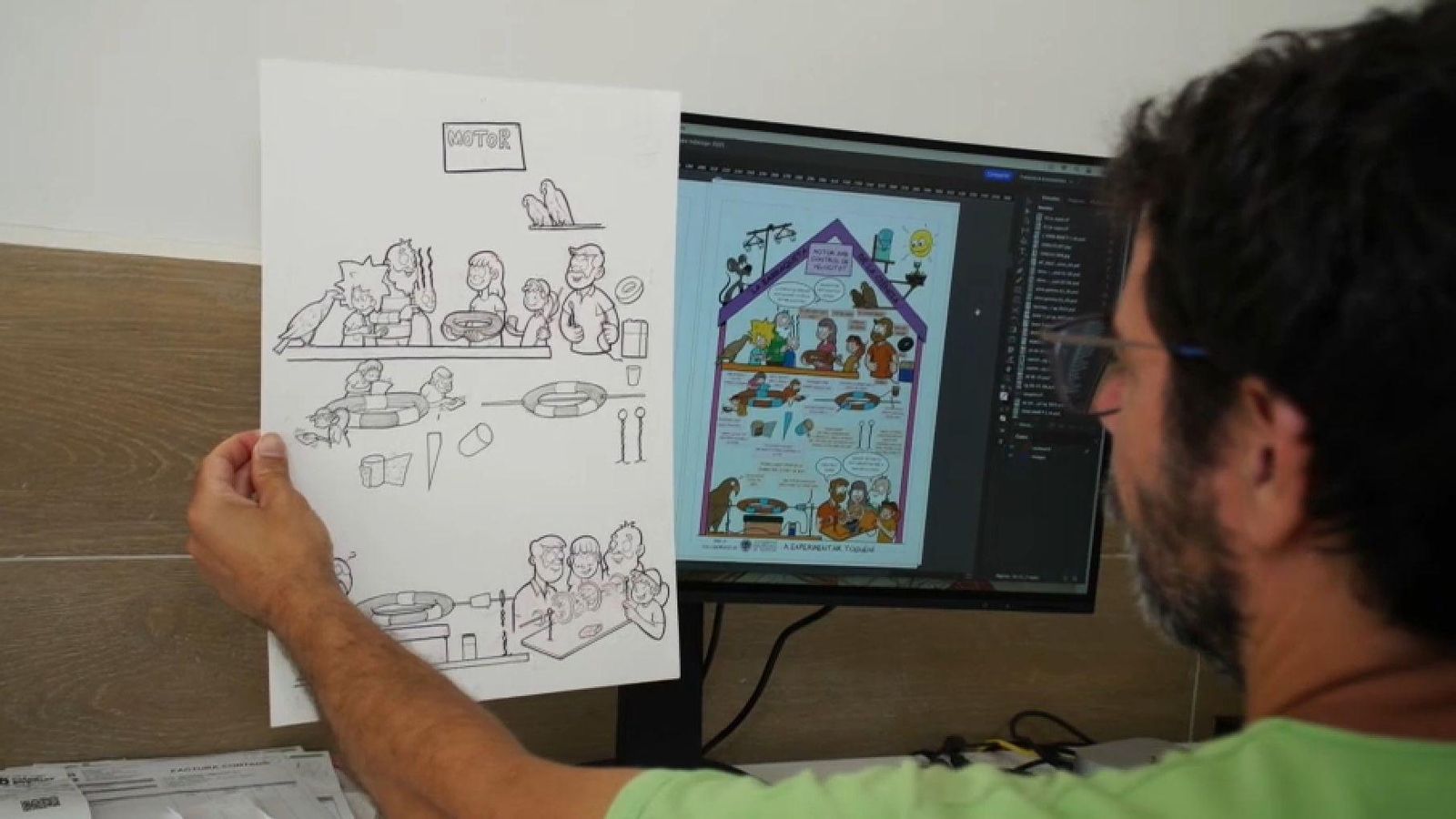 Joan Escrivá, editor de la revista 'Camacuc', mostra davant la pantalla un dels continguts d'esta publicació en valencià