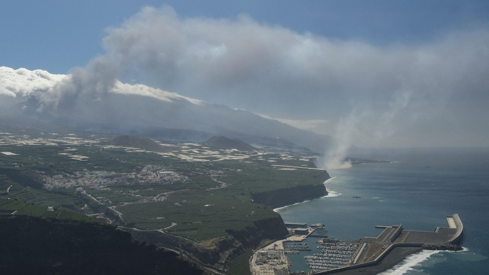 Penya-segat de Los Guirres, on està caient la lava procedent del Cumbre Vieja, en una imatge d'aquest dimecres