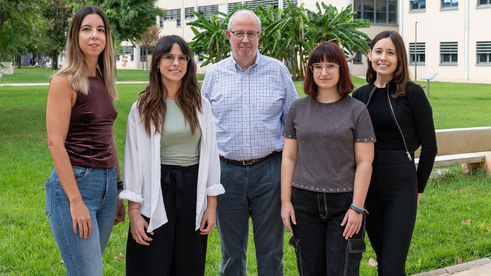 Equip d'investigació que ha creat les nanopartícules intel·ligents que poden esdevindre en una ajuda per a frenar les cèl·lules cancerígenes