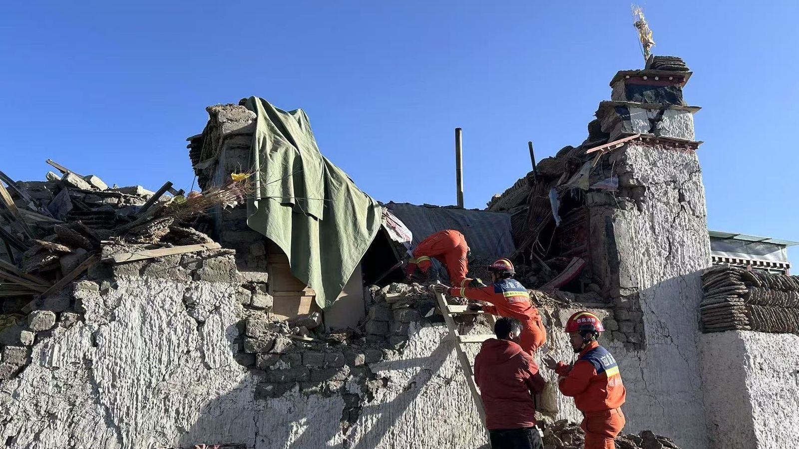 Equips de rescat treballen en una zona afectada per un terratrémol al Tibet, sud-oest de la Xina