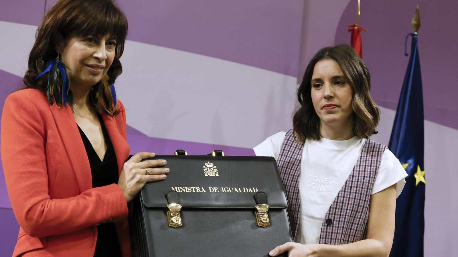 Traspàs de cartera entre Irene Montero (dreta) i Ana Redondo (esquerra)