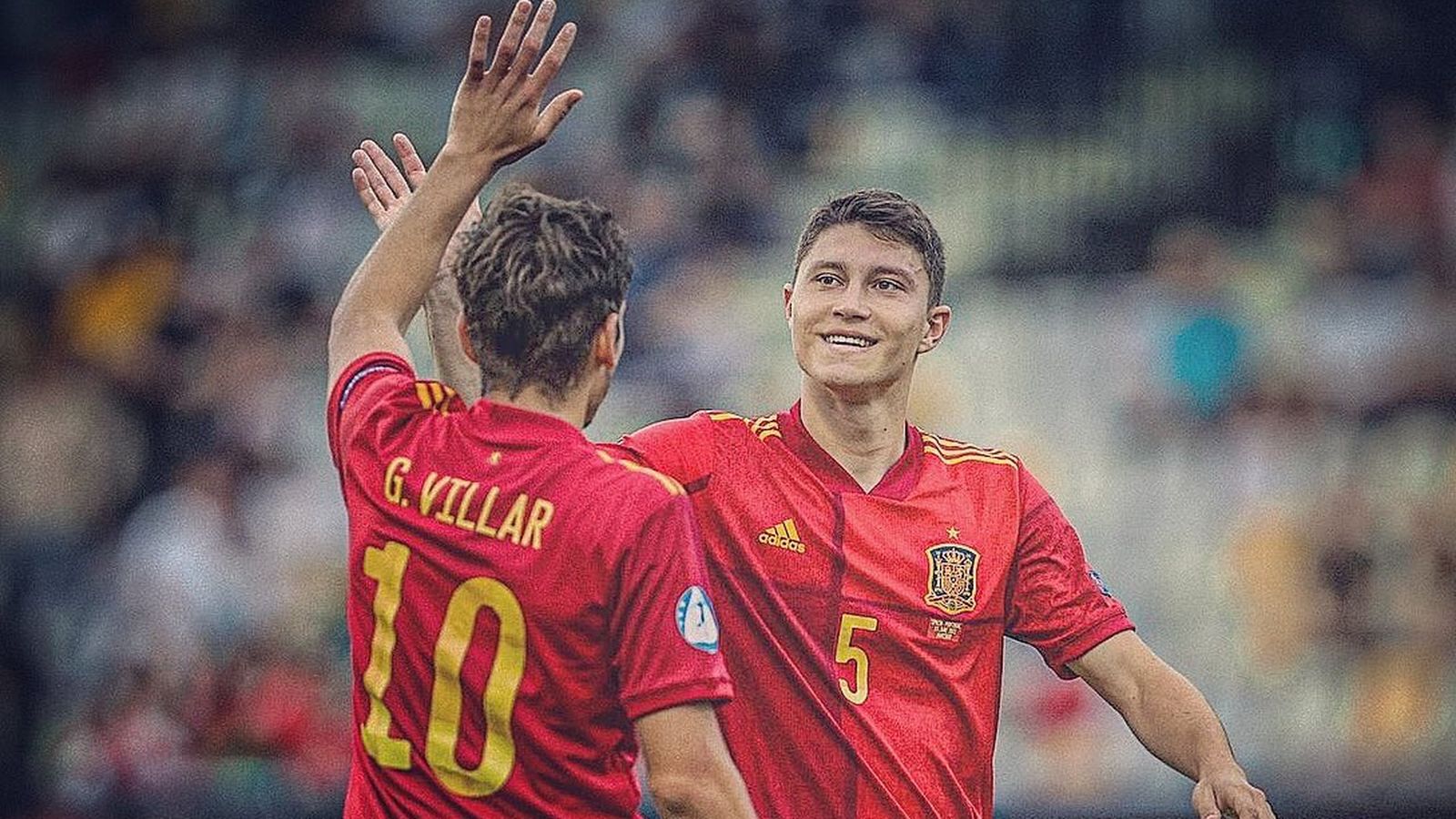 Jorge Cuenca i Gonzalo Villar se saluden durant un partit de la selecció sub-21