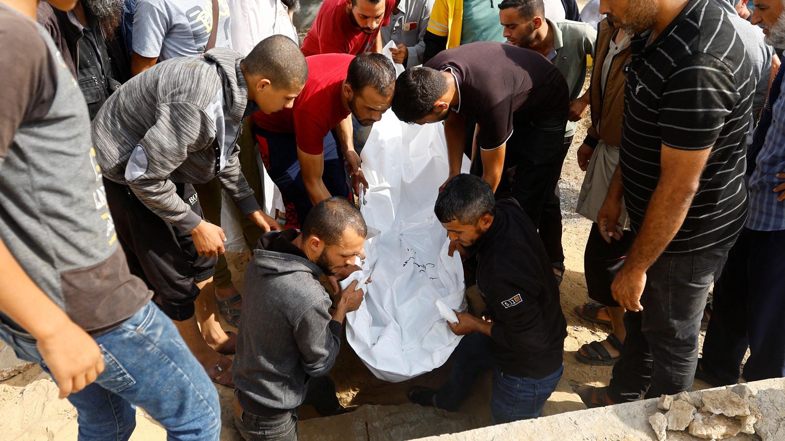 Soterrar d'una de les víctimes dels atacs de l'exèrcit d'Israel a Khan Younis, al sud de la Franja de Gaza