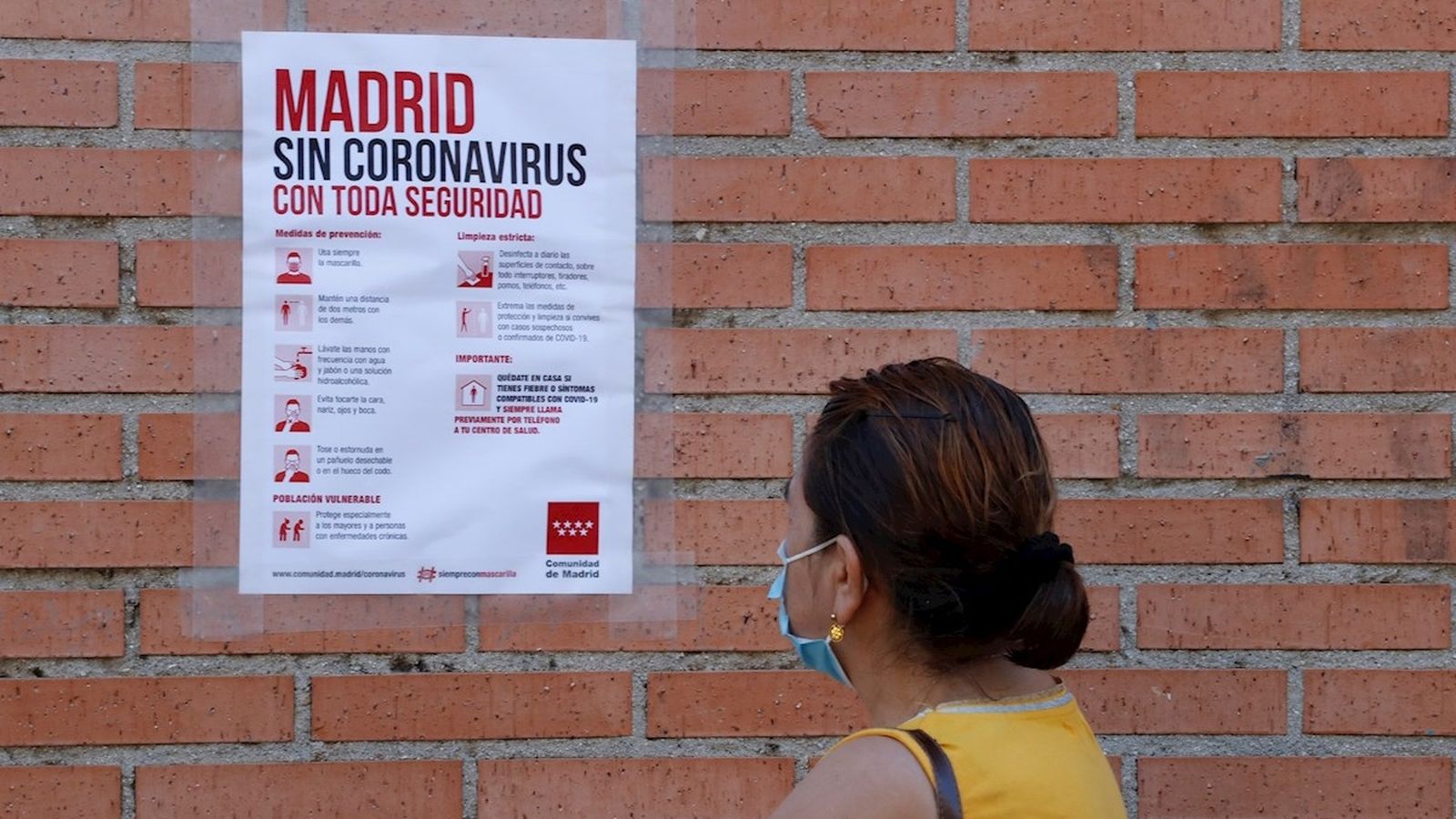 Una dona espera a la porta d'un centre de salut de Móstoles