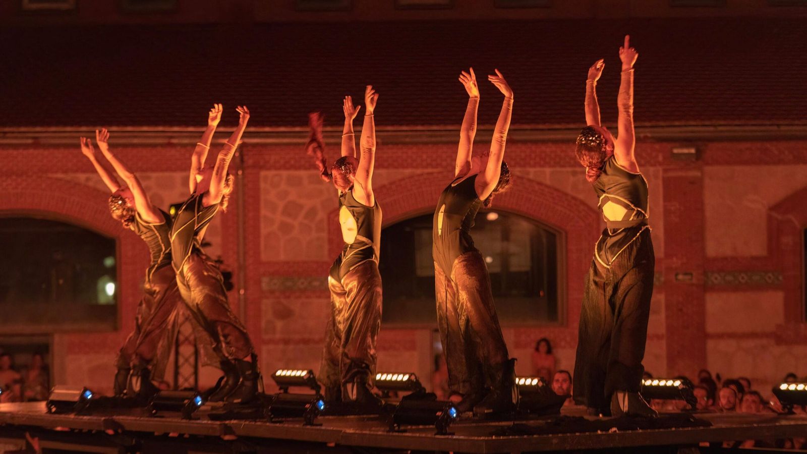 Una de les escenes de Carrer 024, l'espectacle de la coreògrafa alcoiana Sol Picó que opta a tres premis Max