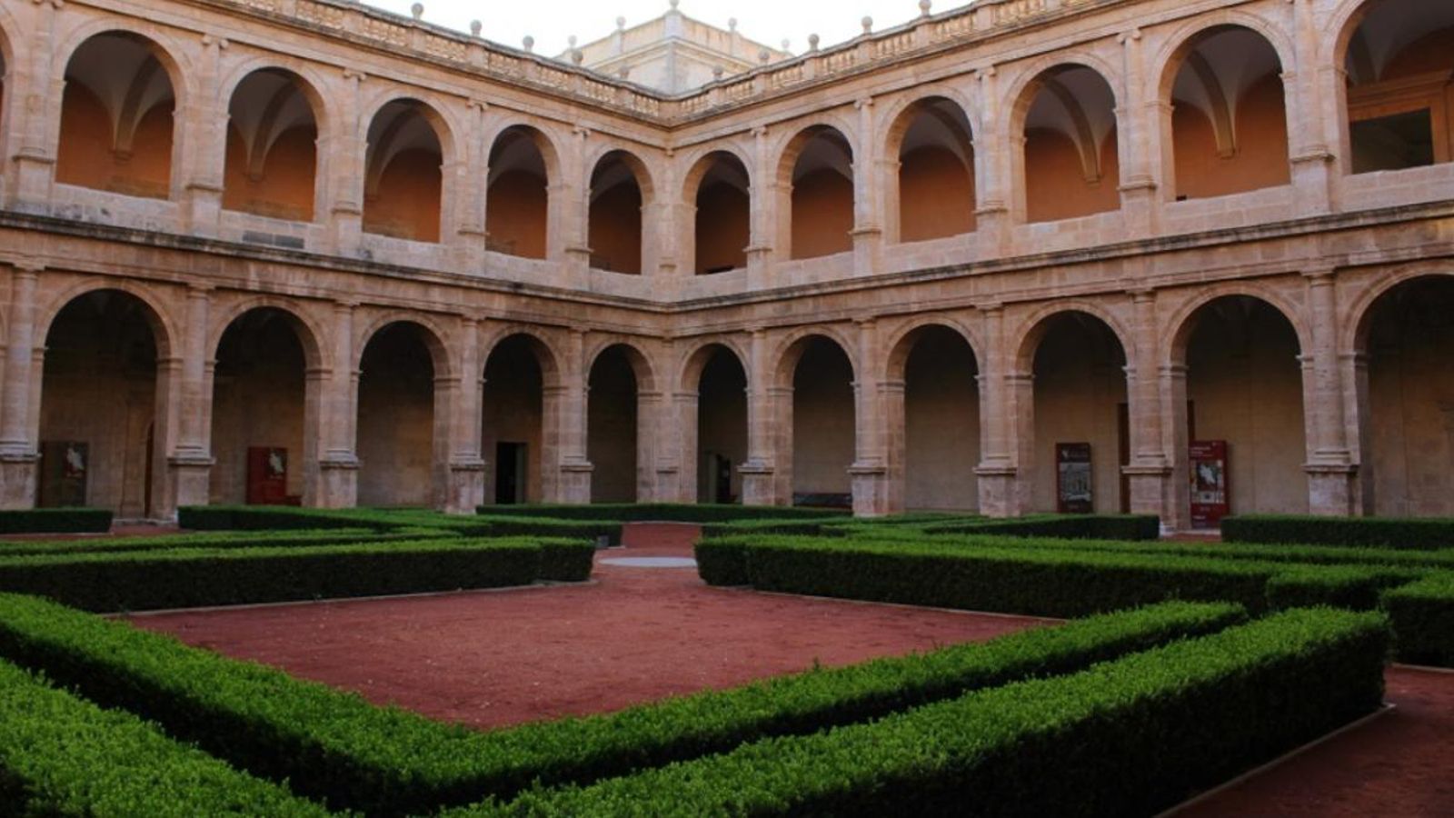 El recorregut pel monestir comprén el claustre nord, l'església dessacralitzada de Sant Miquel, la cripta i el claustre sud