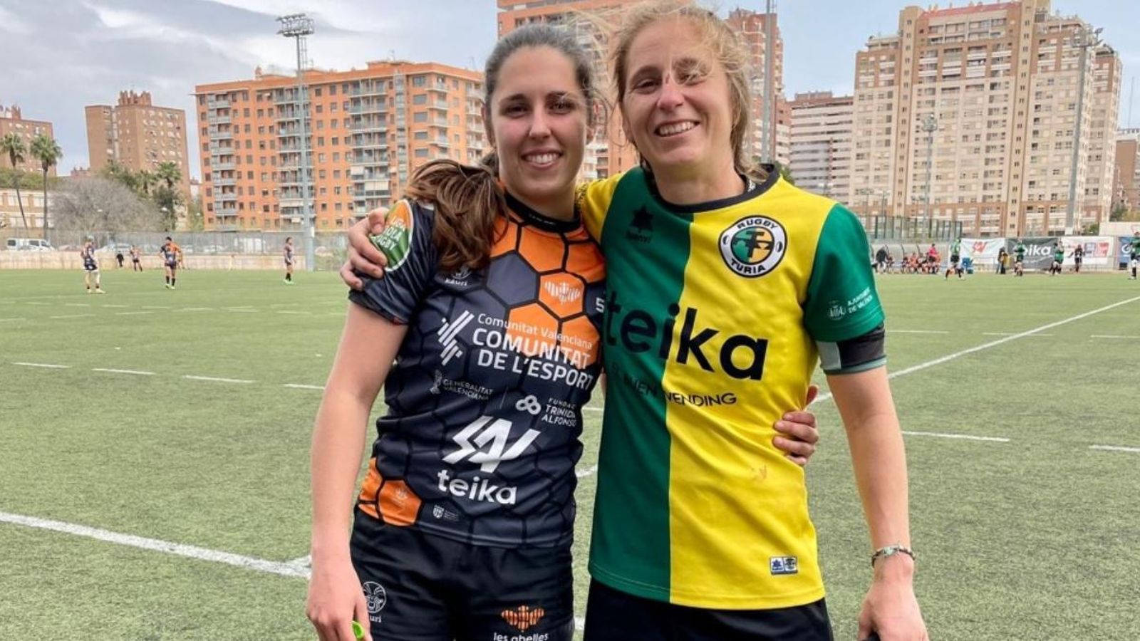 Dos jugadores dels dos equips posen després del duel Dos jugadores dels dos equips posen després del duel