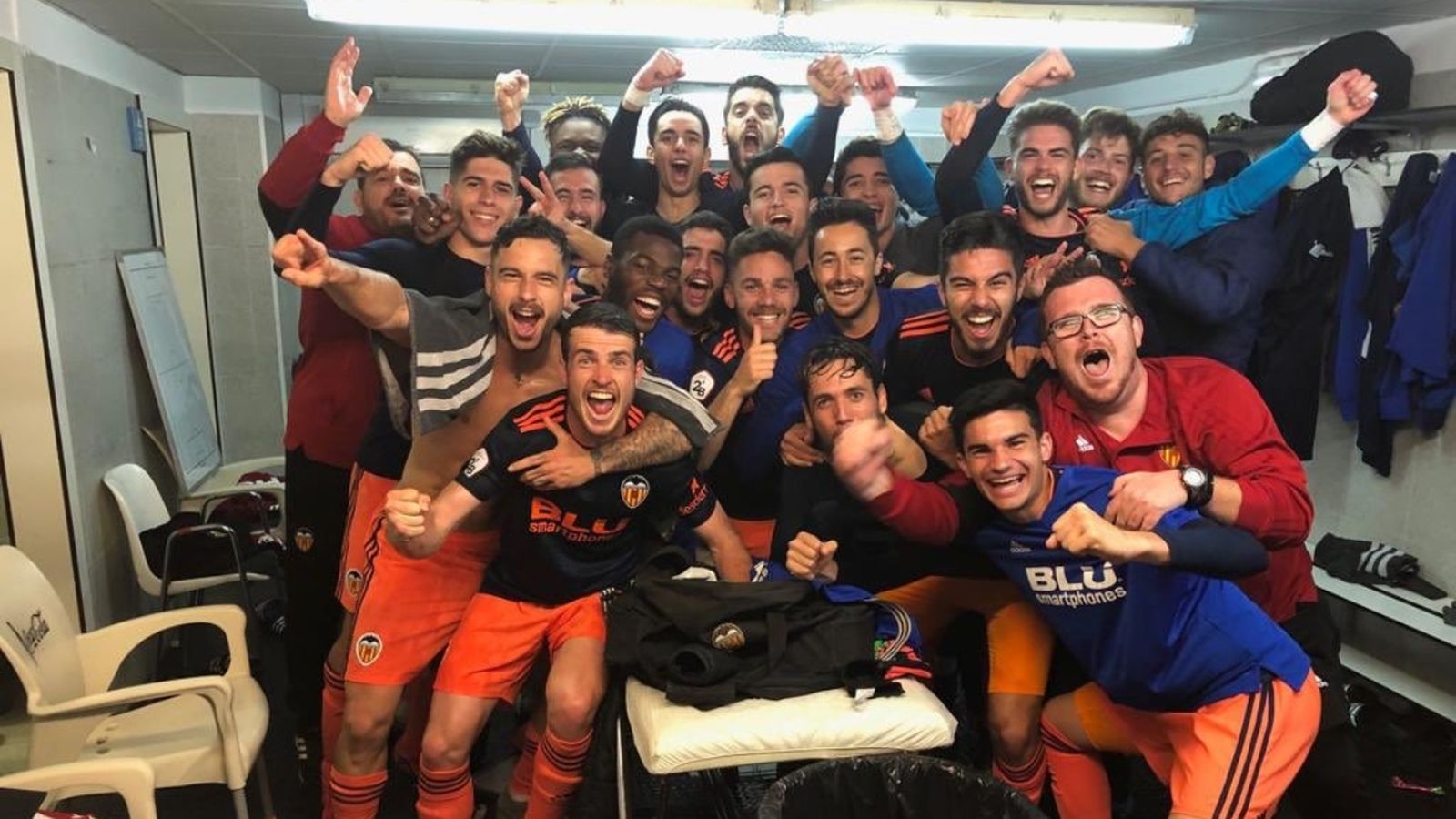 Jugadors i afició celebren la victòria davant del Sabadell.