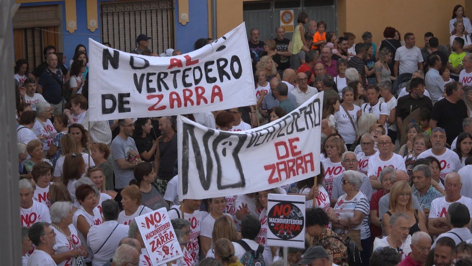 Veïns de Zarra es reunixen en una manifestació contra el macroabocador