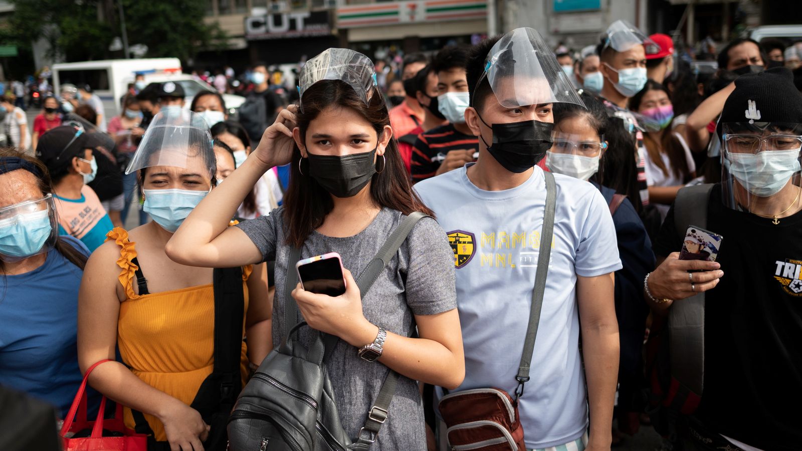 Diverses persones esperen per a ser vacunades a Manila (Filipines)