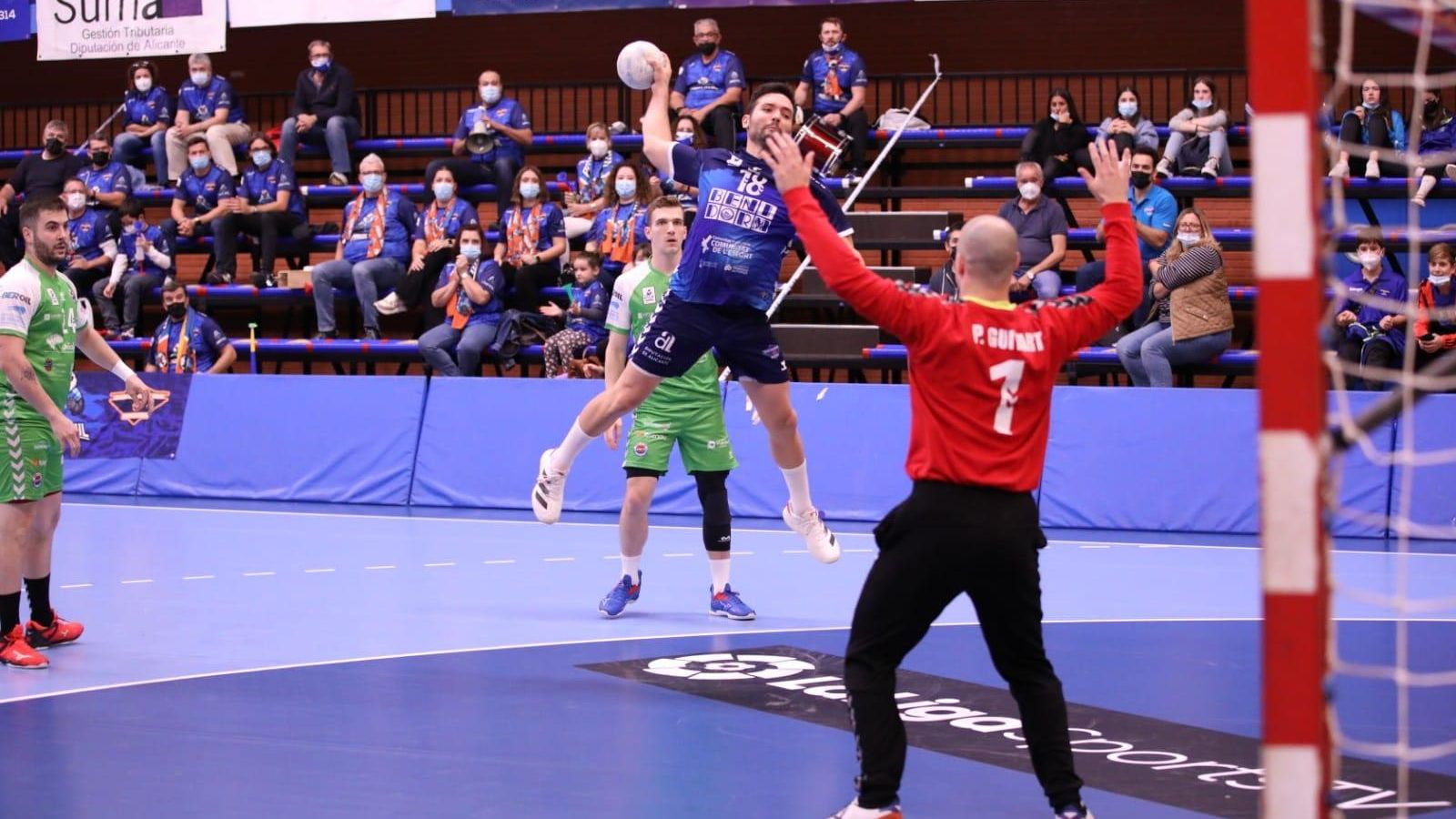 Un jugador del Benidorm llança a porteria en el partit del passat cap de setmana