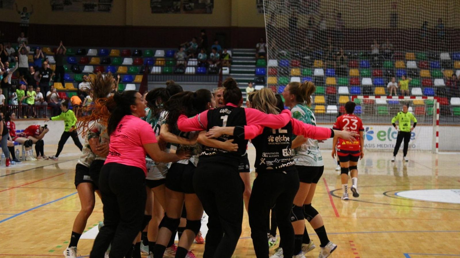 Les jugadores de l'Handbol Elx celebren el pas a la final