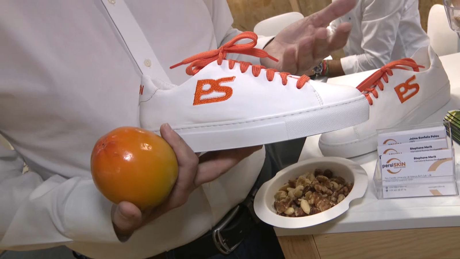 Sabates Persiskin, fetes amb pell de caqui reciclada