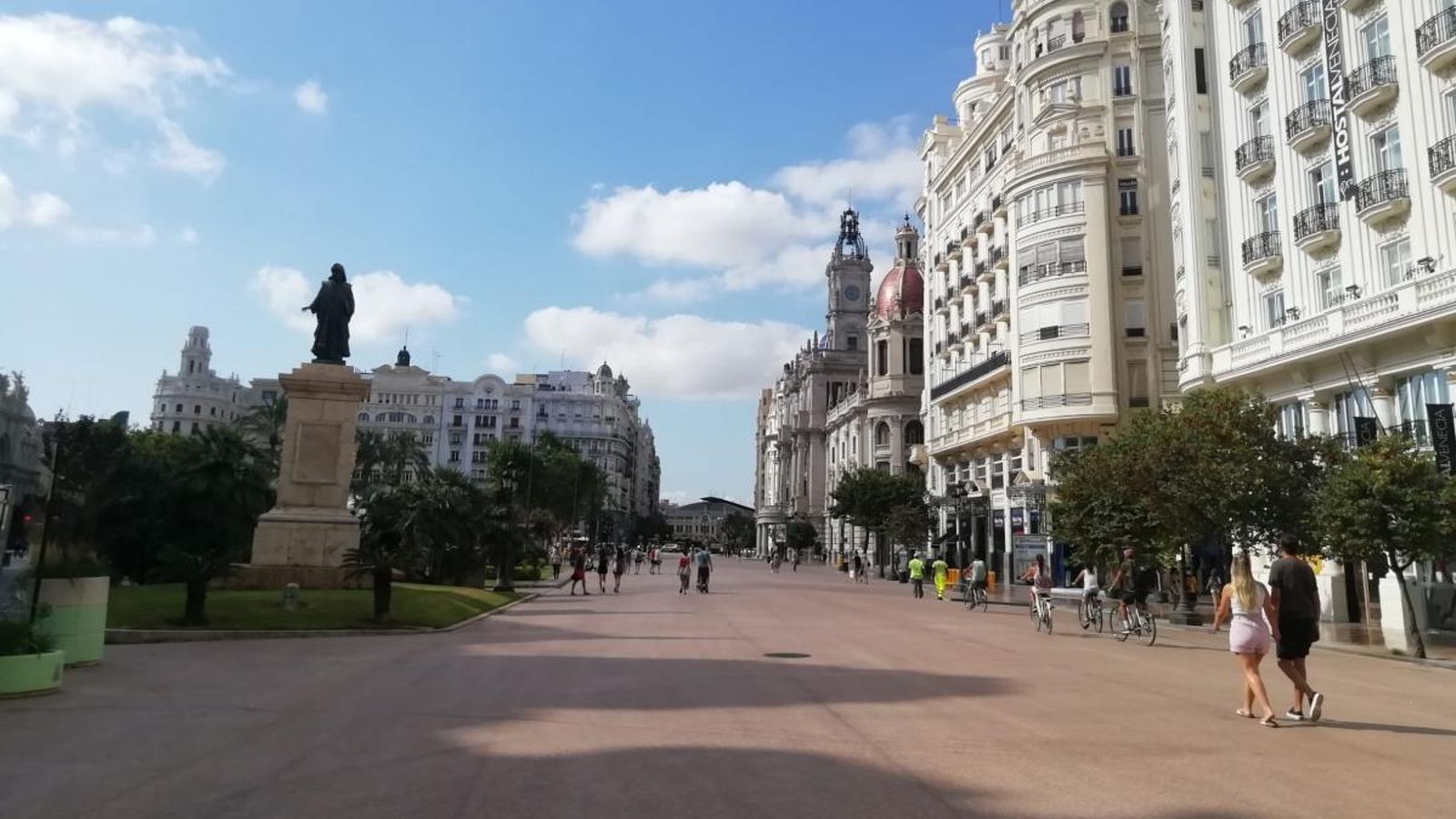 Aspecte que presenta la plaça de l'Ajuntament de València una vegada acabades les obres de recuperació d'espai per als vianants