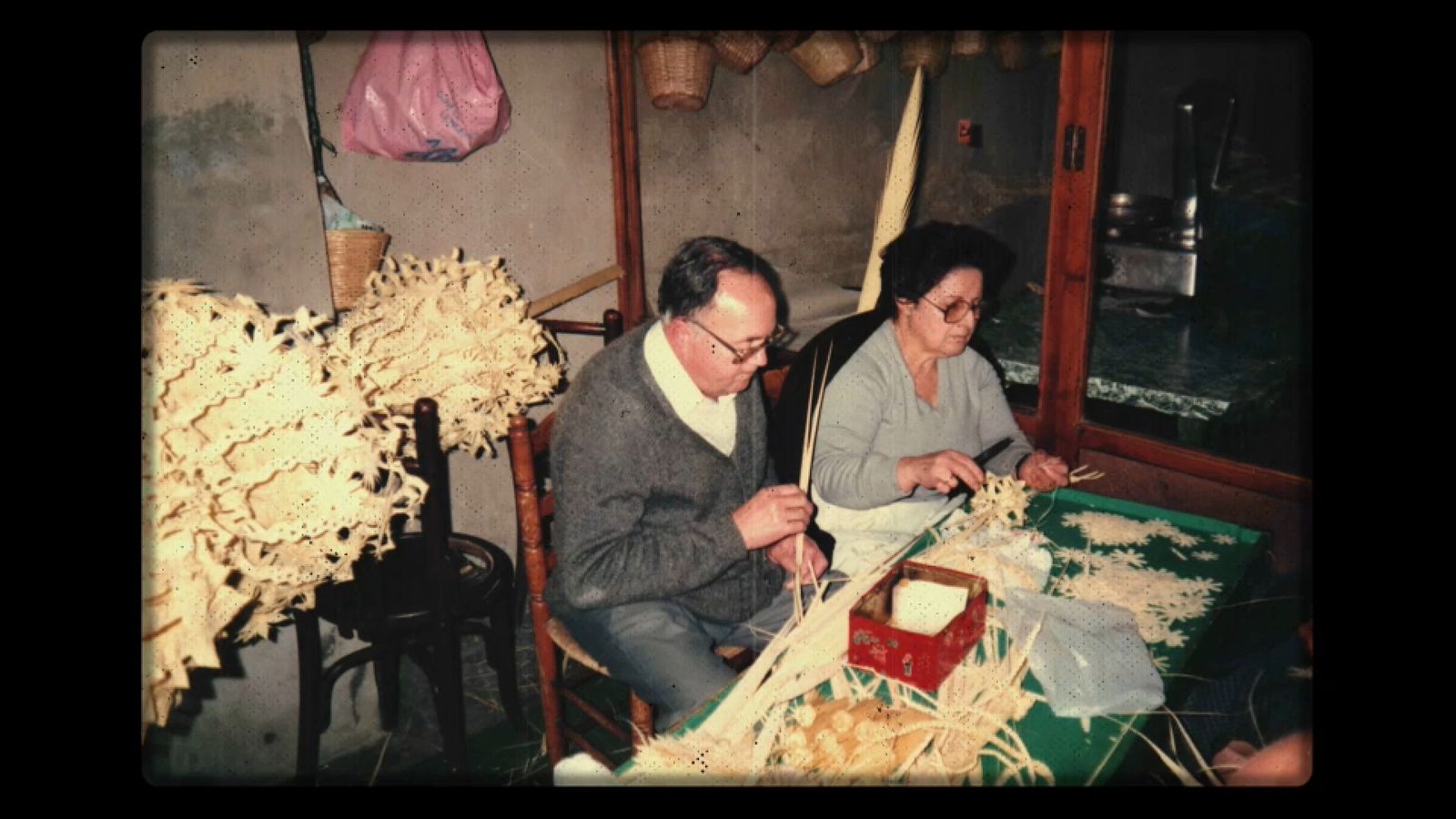 Una imatge de la família de Conchi treballant la palma blanca