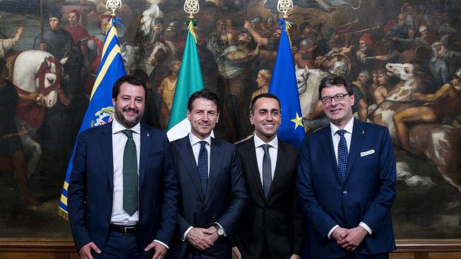 (D'esquerra a dreta) El ministre de l'Interior italià i líder de la Lliga, Matteo Salvini; el primer ministre italià, Giuseppe Conte; el ministre d'Economia i líder del M5E, Luigi di Maio, i el secretari del Consell de Ministres, Giancarlo Giorgetti, al Palau de Chigi (Roma).