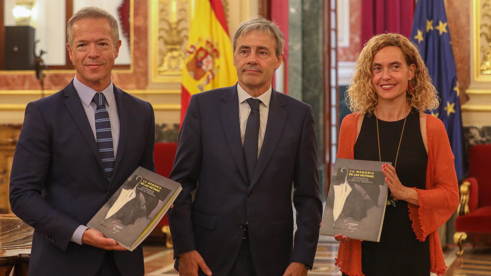 Els presidents del Senat Ander Gil, el de la Fundació Víctimes del Terrorisme (FVT), Tomás Caballero i del Congrés, Meritxell Batet, posen durant l'acte de 2022