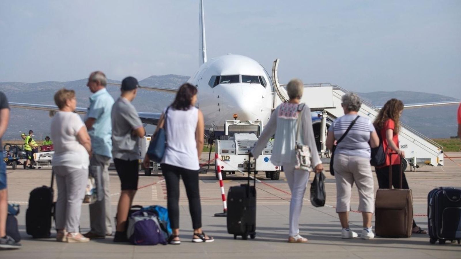Imatge d'arxiu d'un grup de viatgers a punt d'embarcar a un dels avions de l'aeroport de Castelló