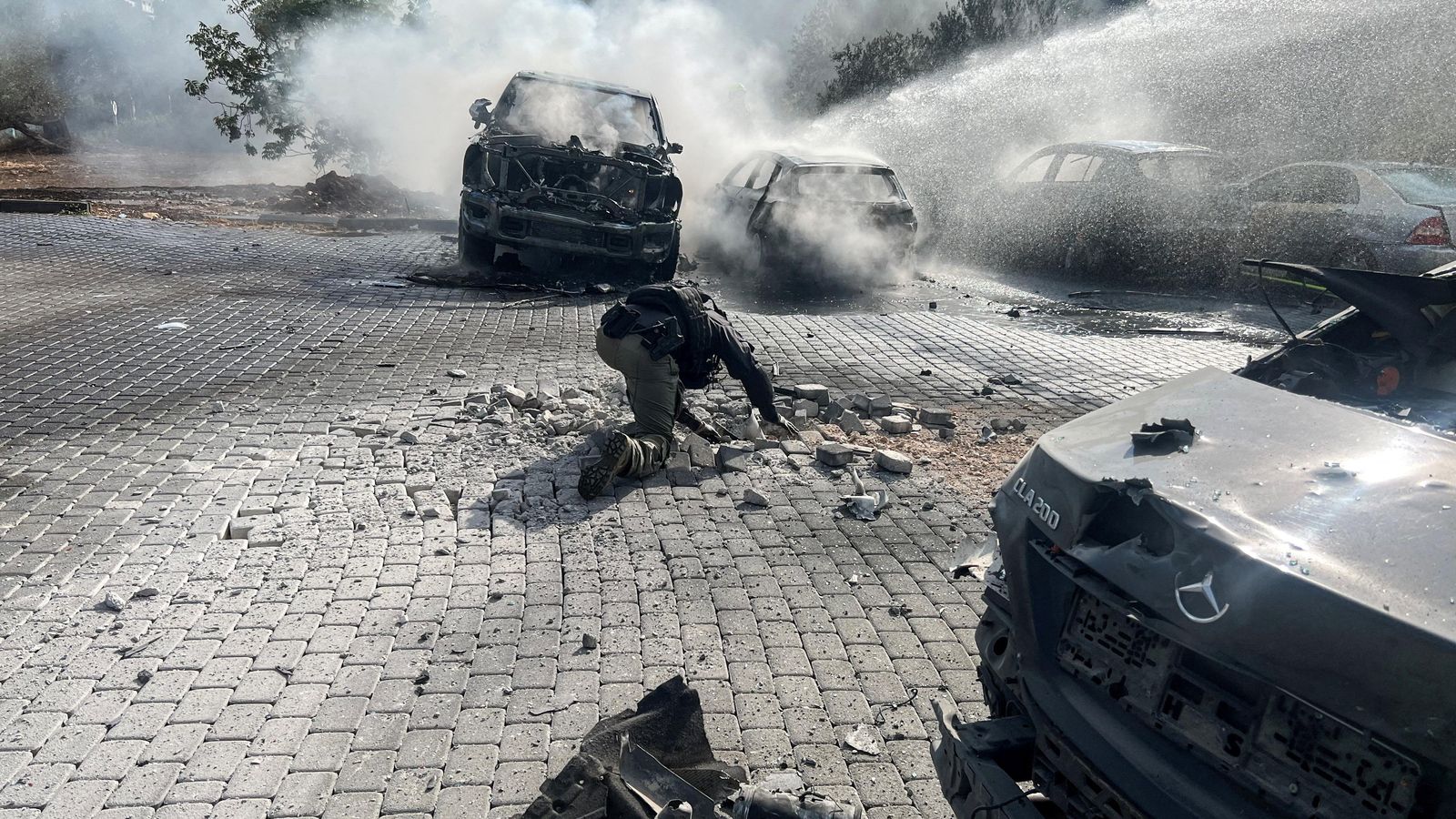 Imatge de la destrucció que ha causat un dels projectils enviats des del Líban que ha impactat sobre Haifa