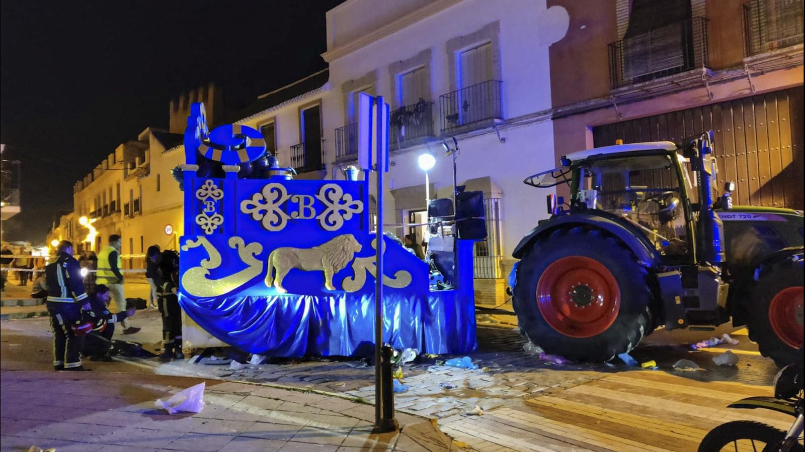 Imatge del vehicle que s'ha estavellat contra una vivenda