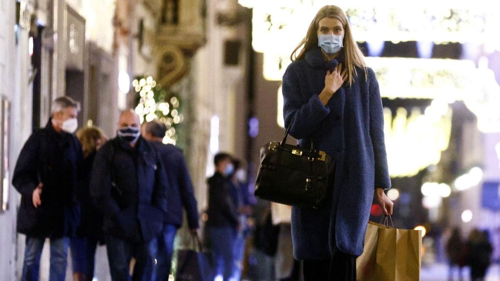 Compres a Roma amb mascareta, el complement indispensable del primer Nadal de pandèmia