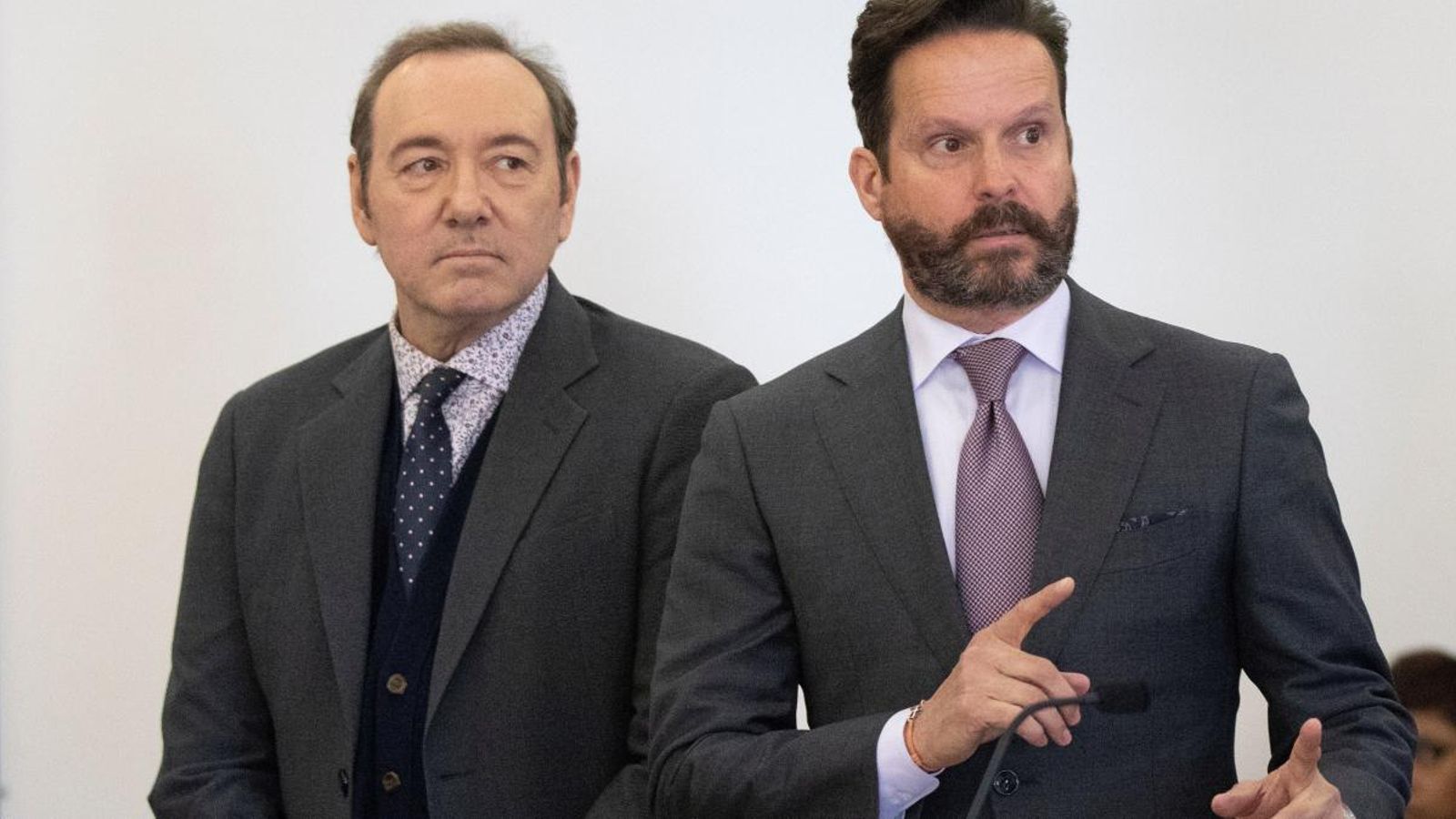 Kevin Spacey, acompnyat del seu abogat, compareix per primera vegada en el jutjat acusat d'abús sexual. Nicole Harnishfeger (efe)
